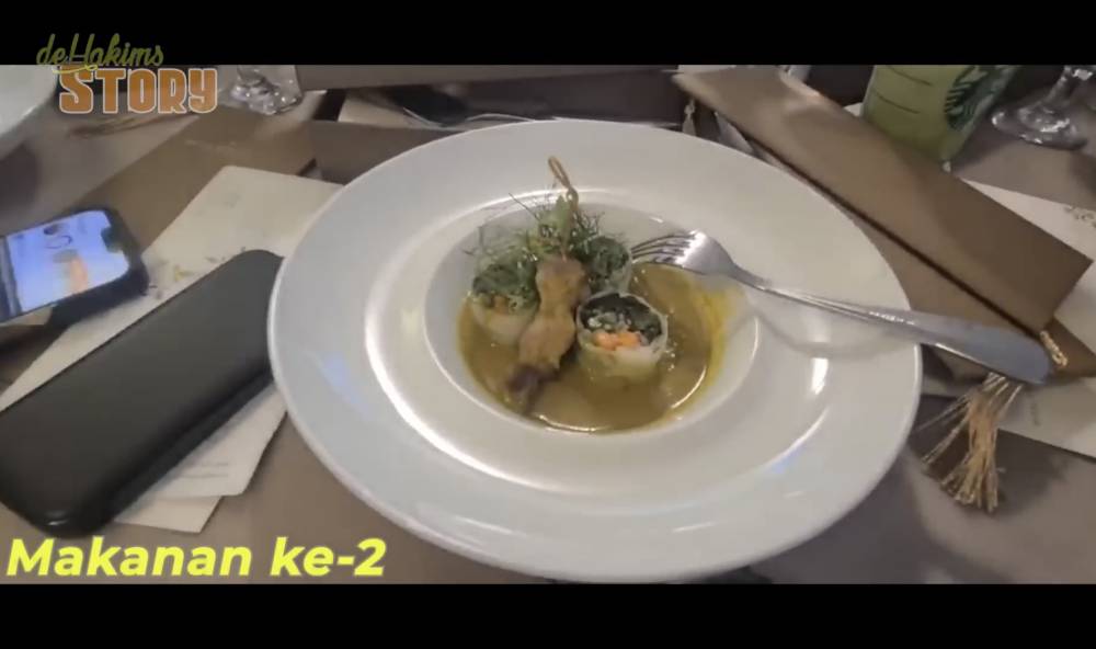 momen Irfan Hakim makan di pernikahan Kaesang dan Erina (youtube.com/deHakimsStory)