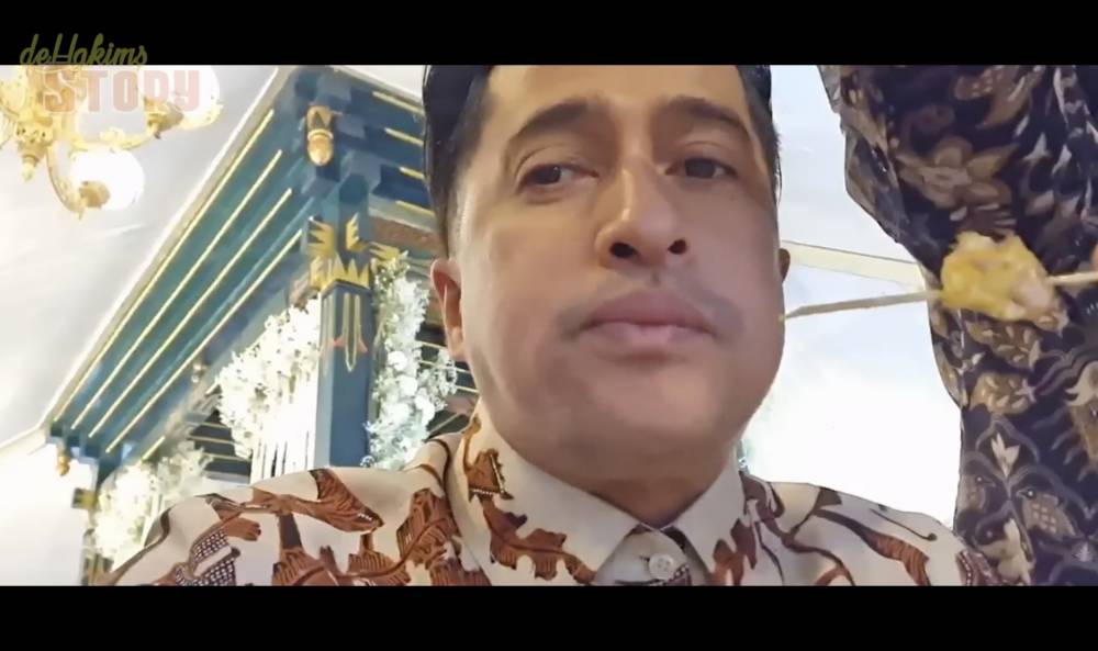 momen Irfan Hakim makan di pernikahan Kaesang dan Erina (youtube.com/deHakimsStory)