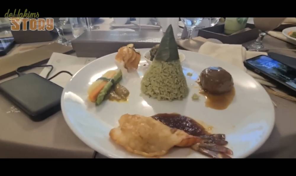 momen Irfan Hakim makan di pernikahan Kaesang dan Erina (youtube.com/deHakimsStory)