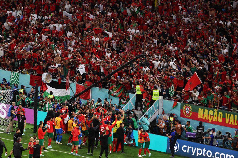 bendera Palestina tampak dibentangkan di tembok pembatas tribun penonton Piala Dunia 2022