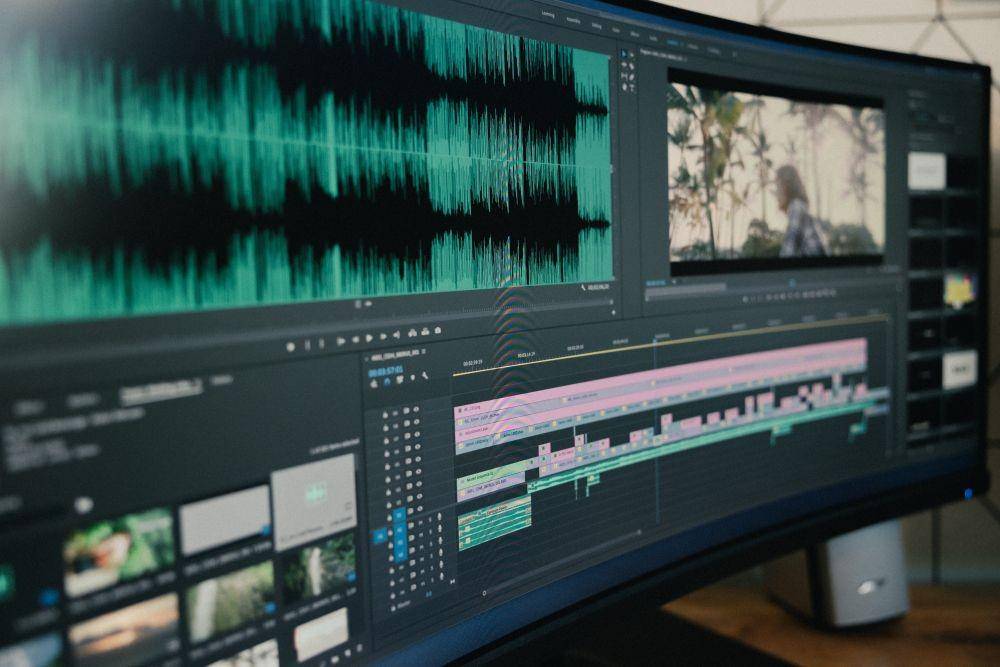 ilustrasi editing video (Unsplash/Jakob Owens)