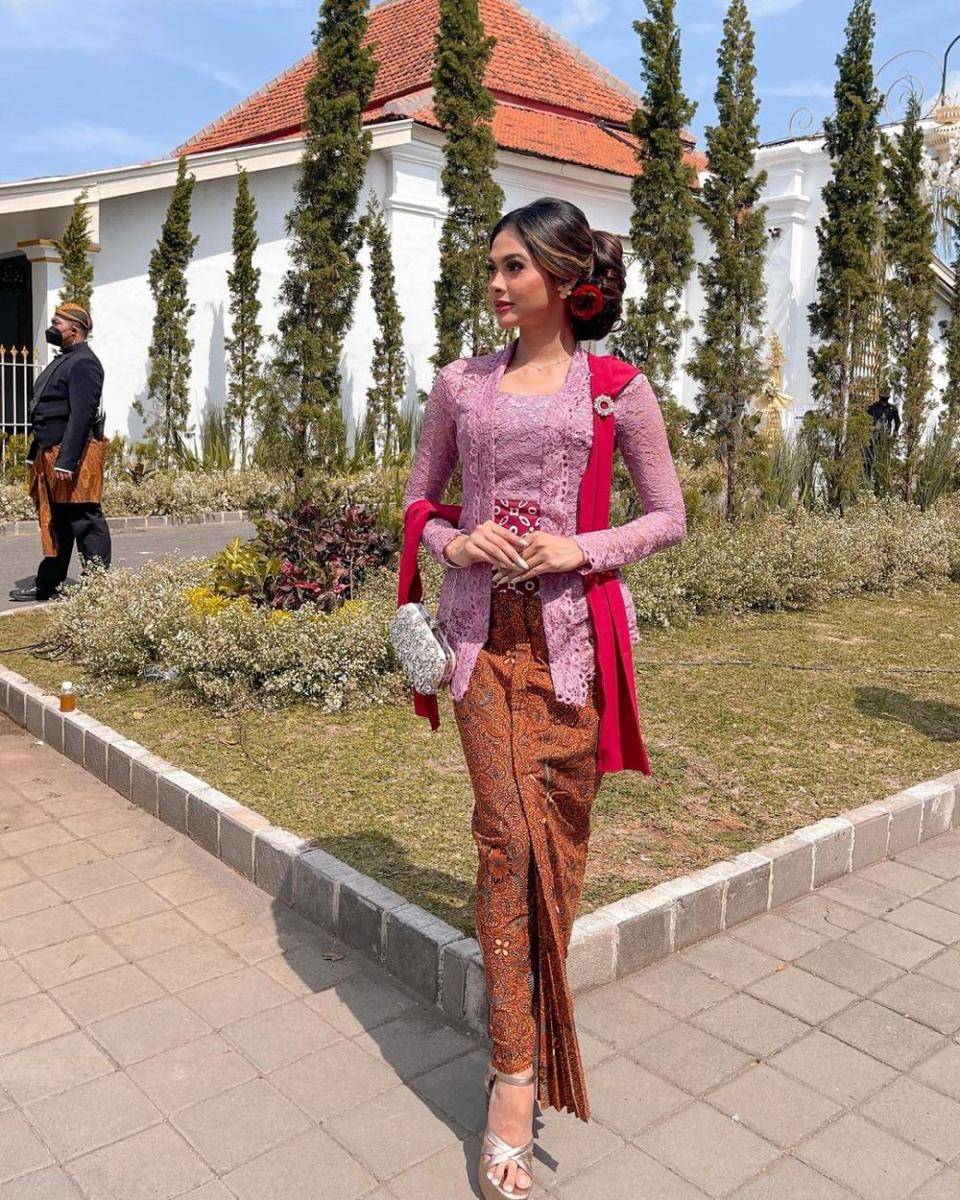 kebaya untuk dress code busana nasional (instagram.com/jaswinkaurd)