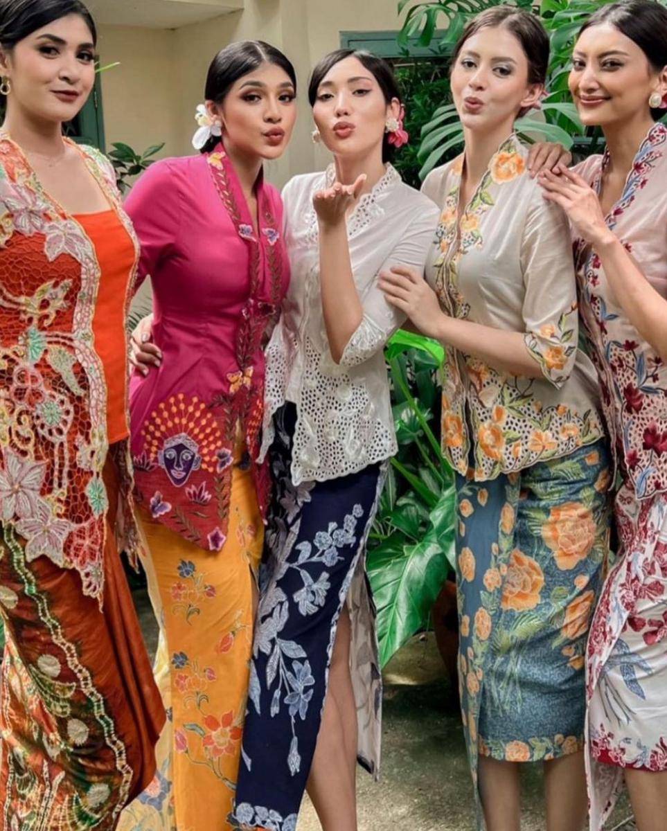 kebaya untuk dress code busana nasional (instagram.com/laksmideneefe)