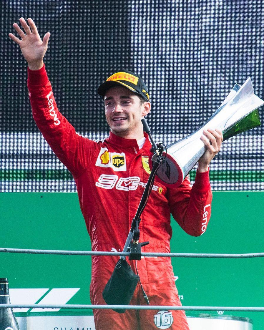 Charles Leclerc memegang trofi juara pertama di GP Italia 2019. (twitter.com/Scuderia Ferrari)