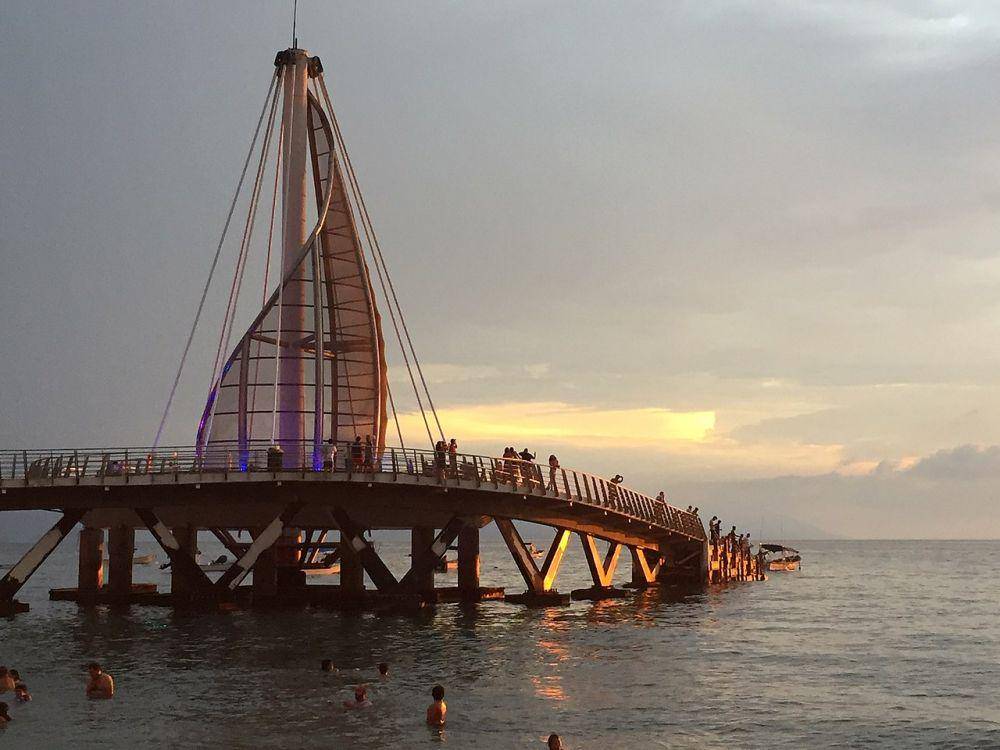 Los Muertos Pier (commons.wikimedia.org/Renata Cabrera Rosas)