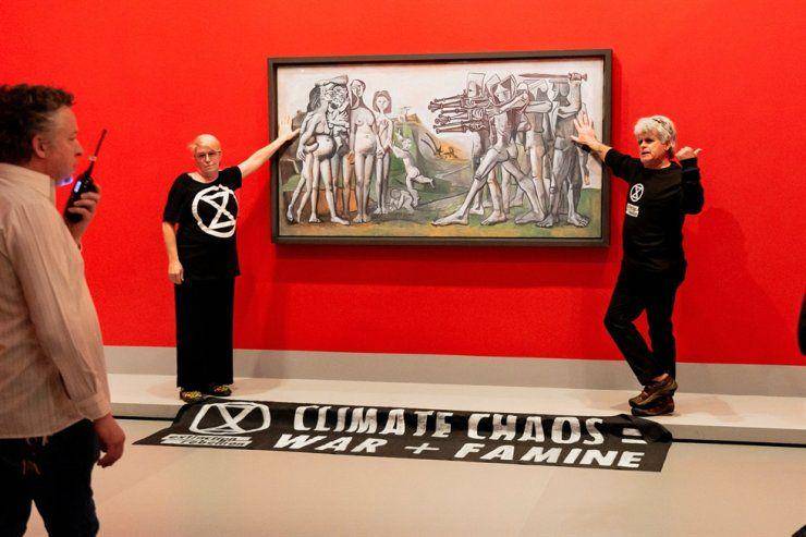 Aktivis menempelkan tangan pada Massacre in Korea karya Pablo Picasso. (koreatimes.co.kr)