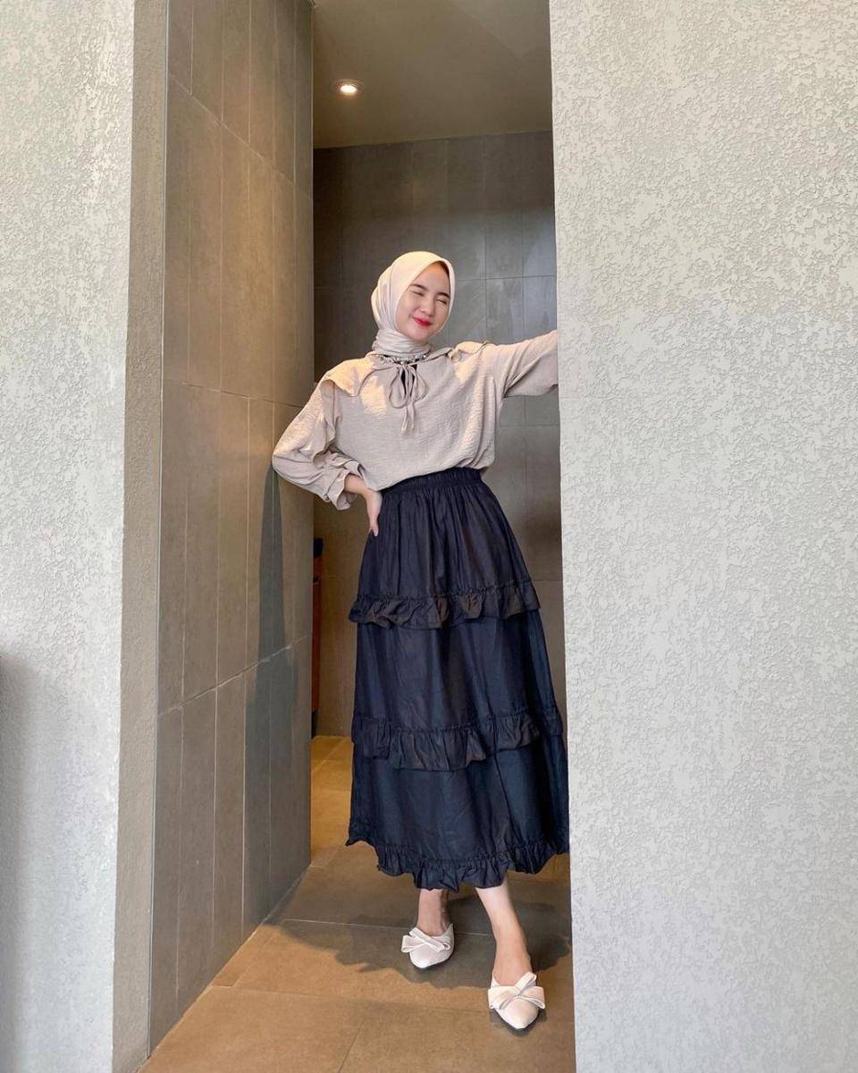 outfit hijab untuk first date (instagram.com/intanghazll_)