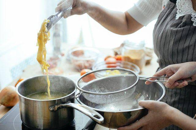 ilustrasi memasak mi kuah medan (pexels.com/Katerina Holmes)