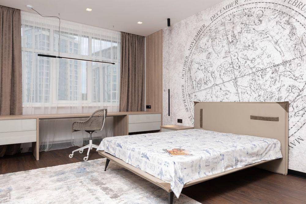 Ilustrasi kamar tidur berdinding putih dengan stiker wallpaper bertema peta dunia (Pexels/Max Vakhtbovych)