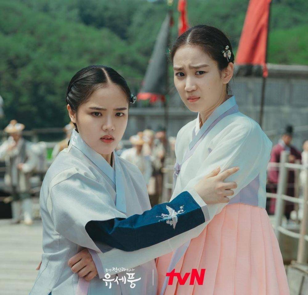 Kim Hyang Gi dan Jang Hee Ryung di drama Poong, The Joseon Psychiatrist (instagram.com/tvn_drama)