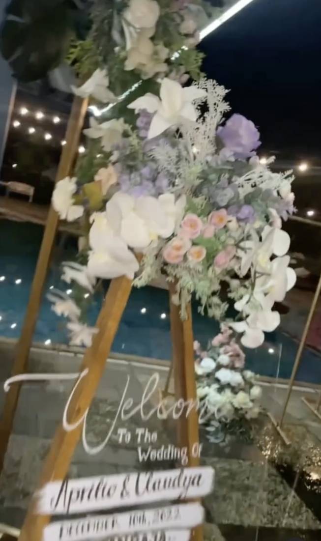 Dekorasi pernikahan Aprilio Manganang. (instagram.com/hope.partyplanner)