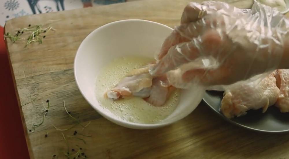 ilustrasi celupkan potongan ayam fillet ke dalam putih telur (vecteezy.com/busfamily)