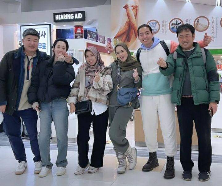 Potret Cut Meyriska dan rekan di Korea (instagram.com/cutratumeyriska)