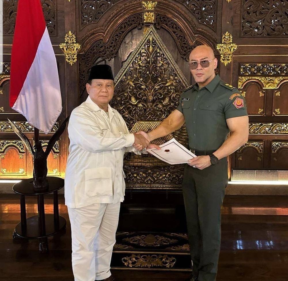 Menteri Pertahanan Prabowo Subianto ketika memberikan gelar pangkat Kolonel Tituler dari TNI Angkatan Darat (AD). (www.instagram.com/@mastercorbuzier)