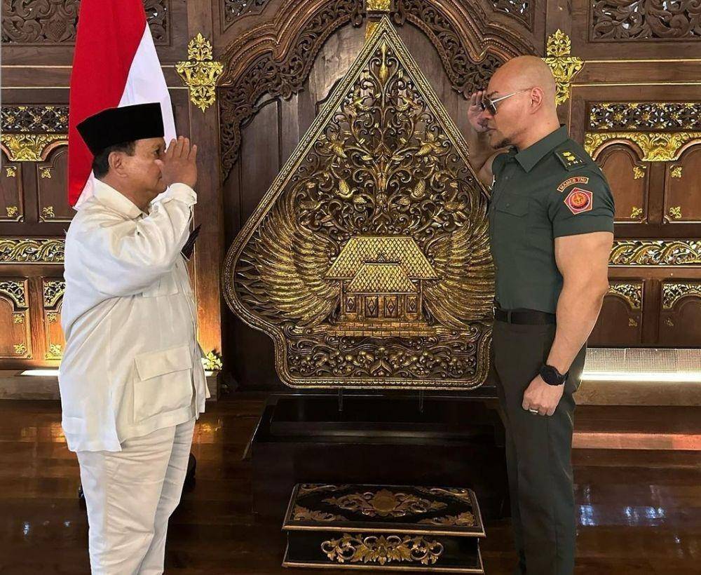 Menteri Pertahanan Prabowo Subianto ketika memberikan gelar pangkat Kolonel Tituler dari TNI Angkatan Darat (AD). (www.instagram.com/@mastercorbuzier)