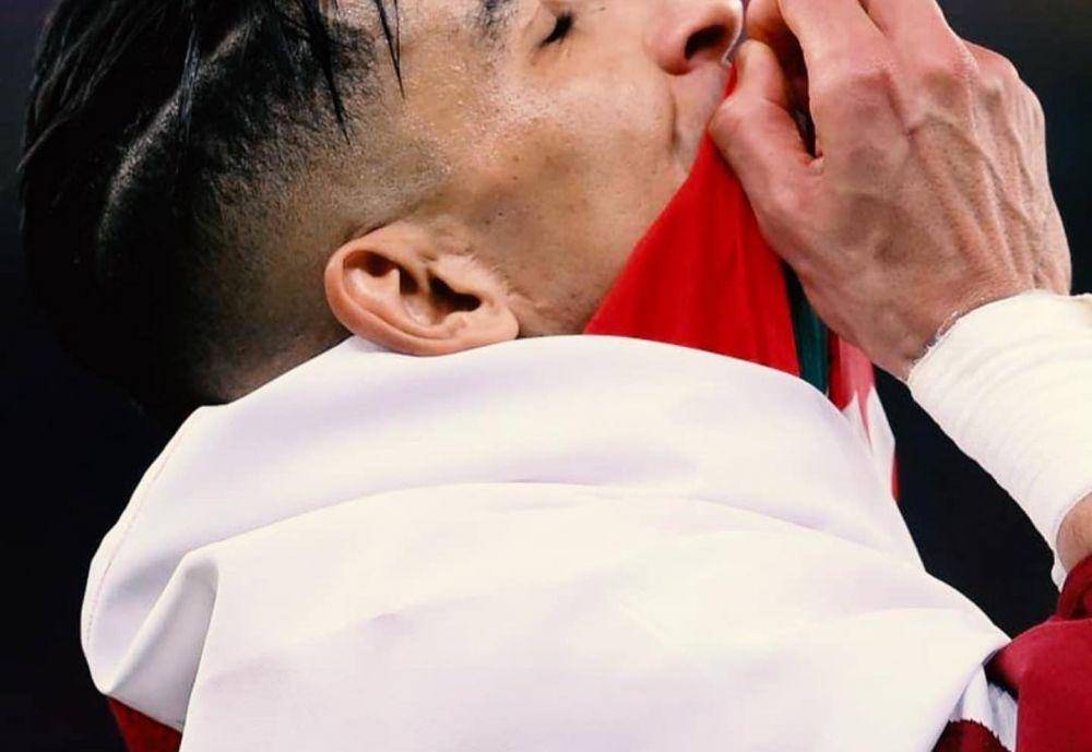 Pemain Maroko, Jawad El Yamiq mengalungkan gabungan bendera Qatar dan Maroko di pundaknya (instagram.com/jawadelyamiq)