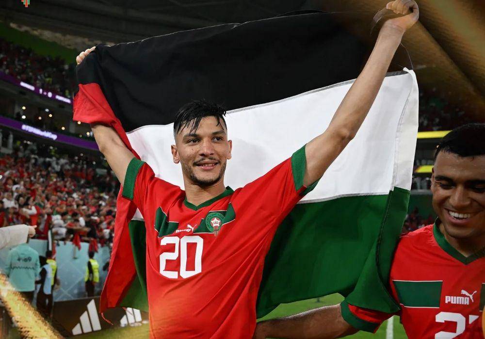 pemain Maroko, Achraf Dari membawa bendera Palestina ke lapangan (instagram.com/equipedumaroc)