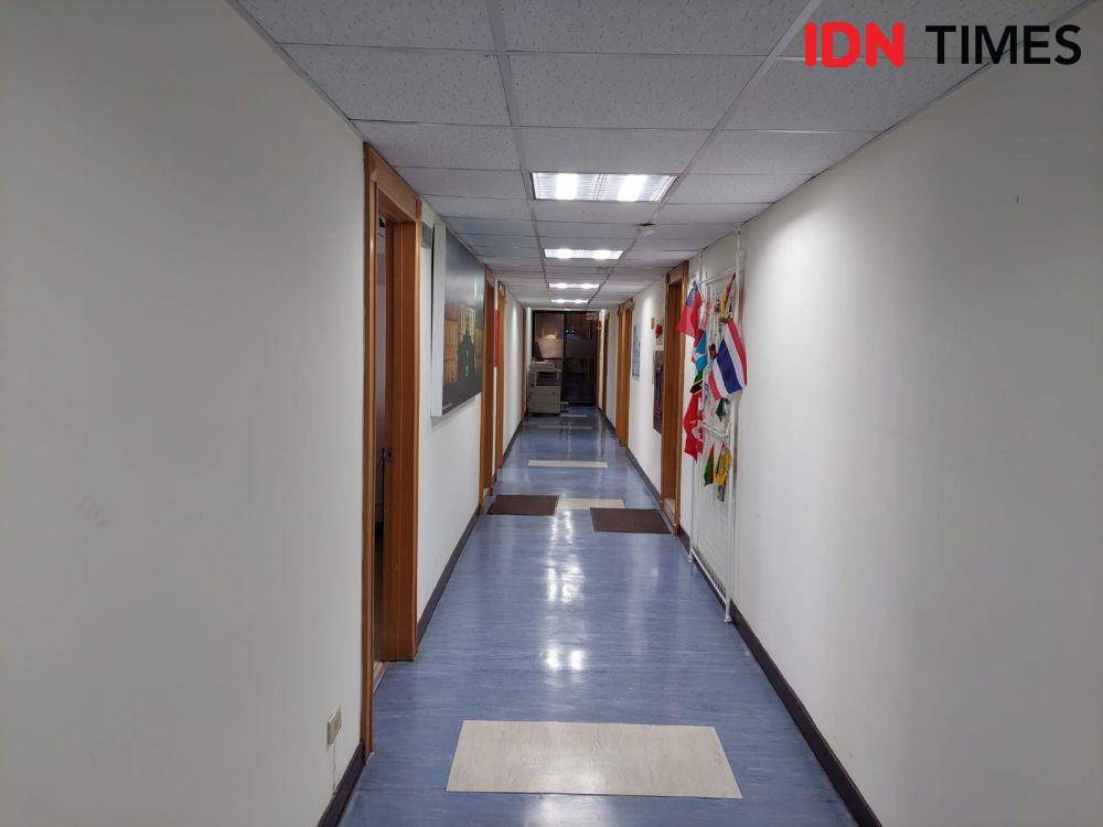 Suasana lorong lantai ruang redaksi RTI (IDN Times/Vanny El Rahman)