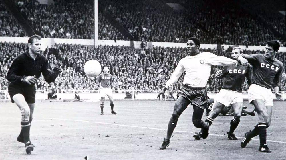 Portugal melawan Uni Soviet di Piala Dunia 1966. (fifa.com)