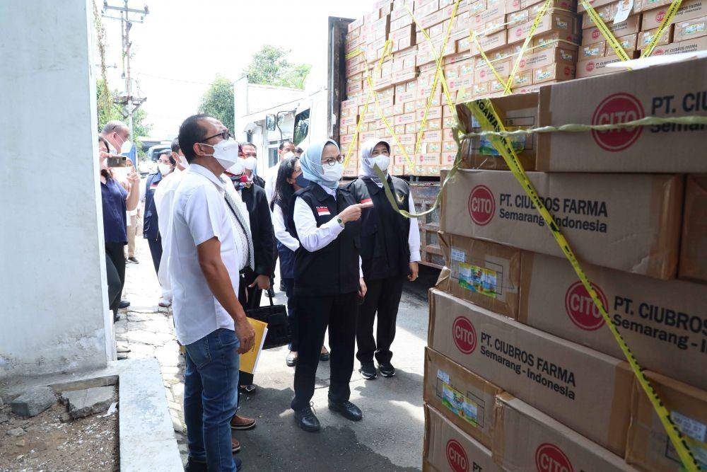BPOM memusnahkan sirup obat dari PT Ciubros yang mengandung EG/DEG. (dok. BPOM)