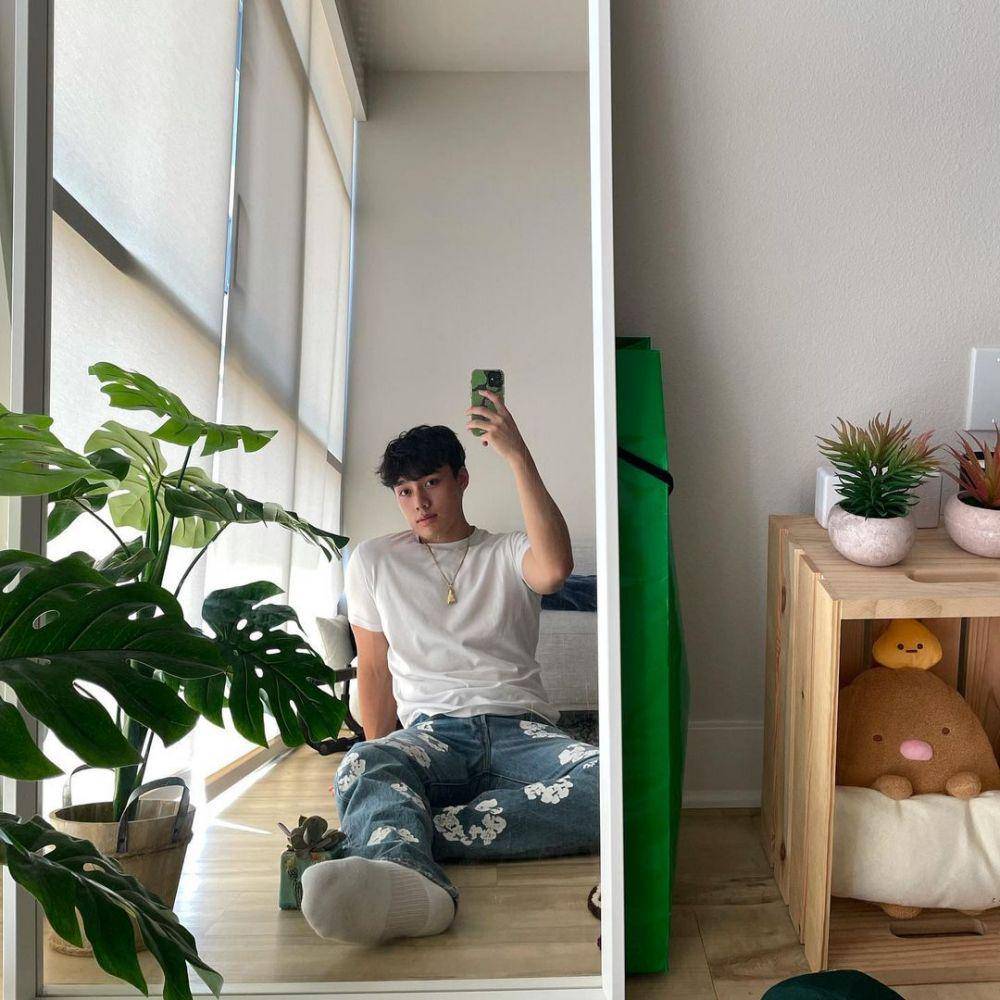gaya outfit kasual ala Newton Nguyen (instagram.com/milktpapi)