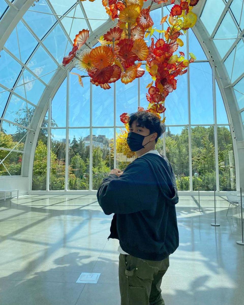 gaya outfit kasual ala Newton Nguyen (instagram.com/milktpapi)