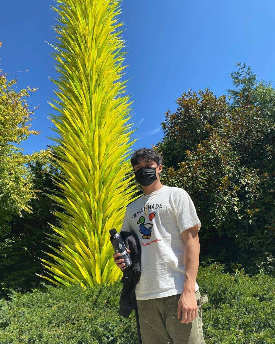gaya outfit kasual ala Newton Nguyen (instagram.com/milktpapi)