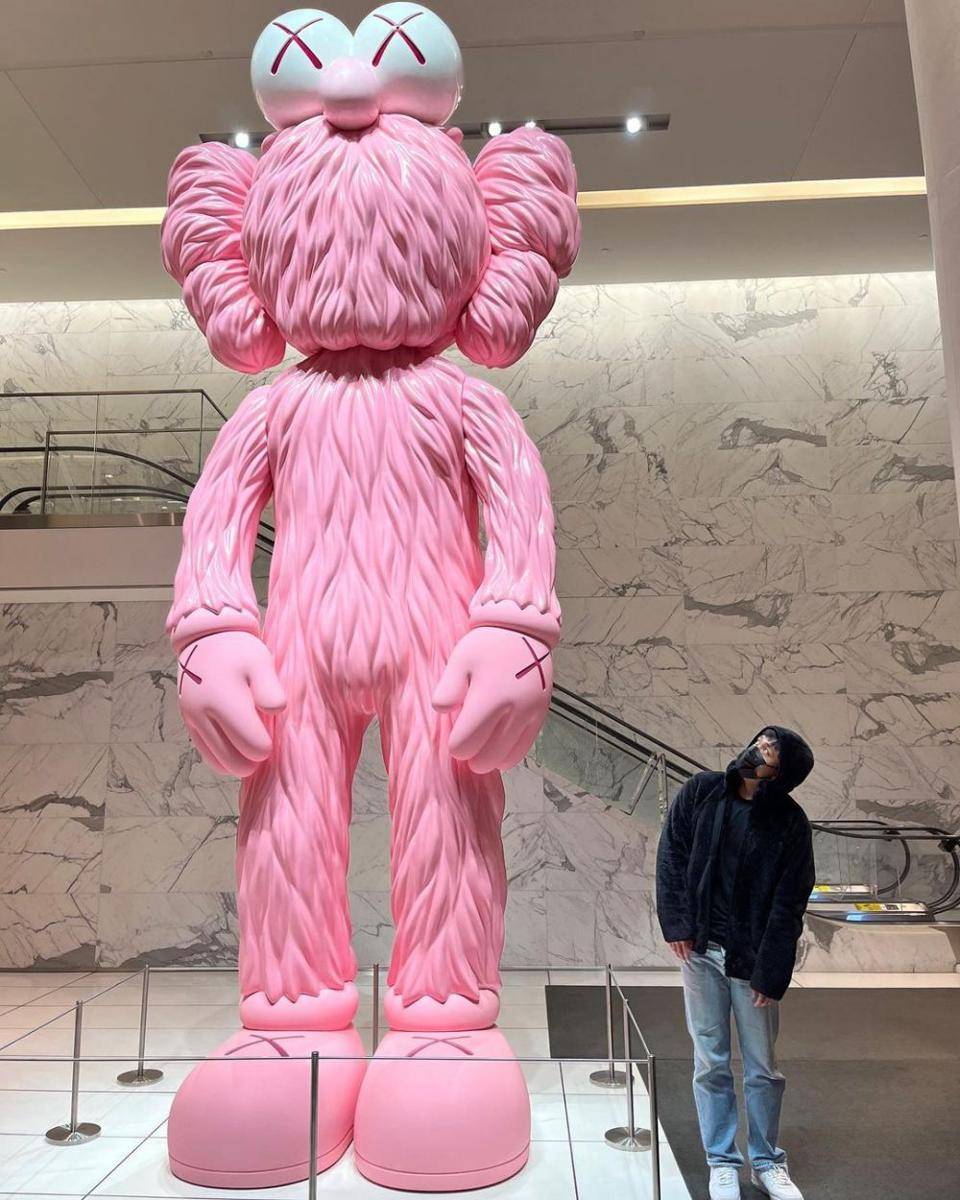 gaya outfit kasual ala Newton Nguyen (instagram.com/milktpapi)