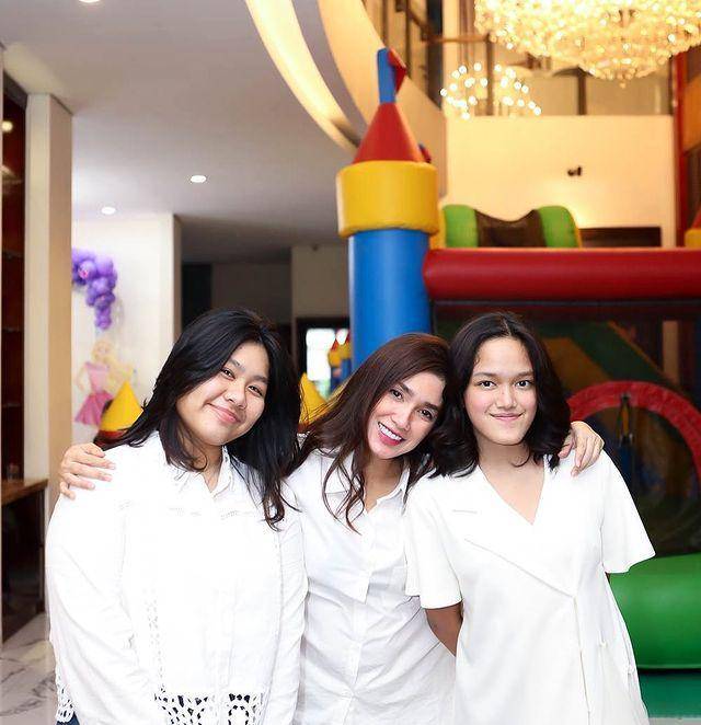 potret Ussy Sulistiawaty dan dua buah hatinya (instagram.com/ussypratama)