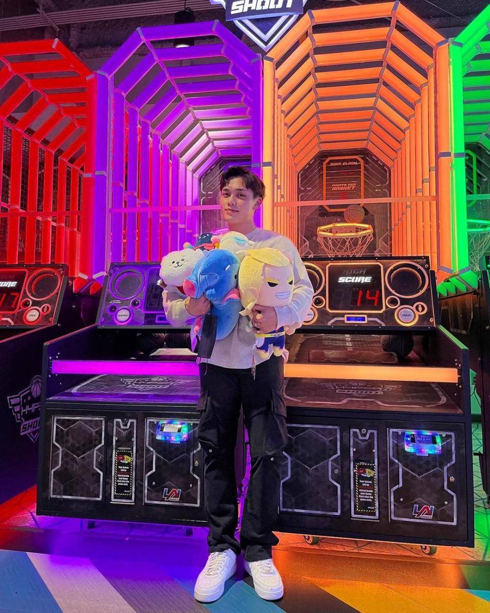 gaya outfit kasual ala Newton Nguyen (instagram.com/milktpapi)