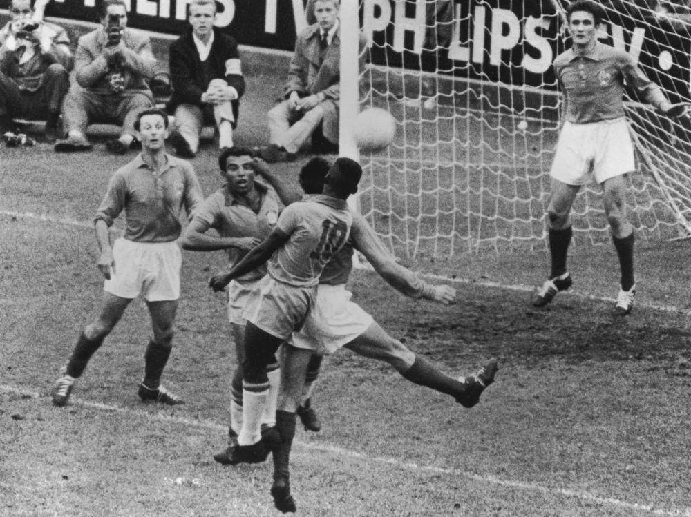 Pele mencetak gol ke gawang Prancis pada semifinal Piala Dunia 1958 (facebook.com/fifaworldcup)