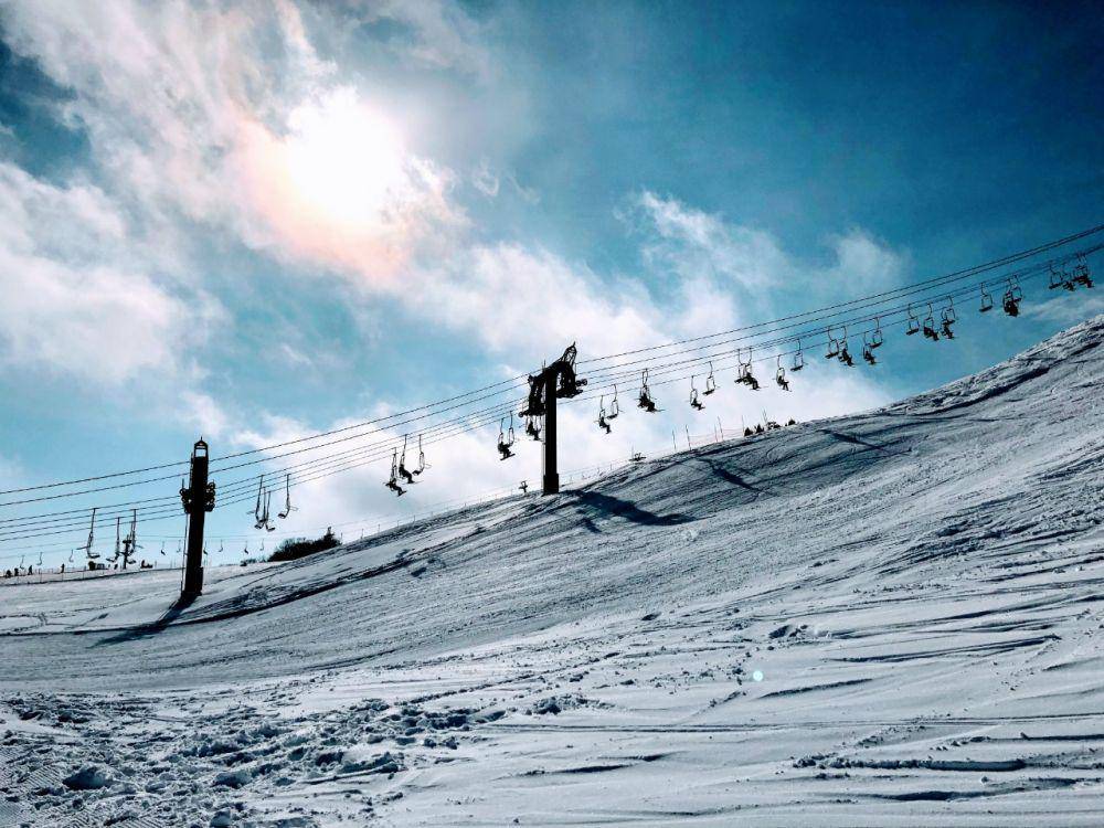 ilustrasi resort ski (unsplash.com/stanleycheung)
