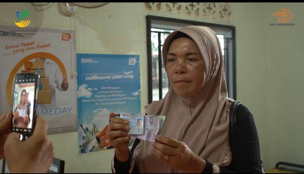 Para penerima bantuan yang disalurkan dari PT Pos Indonesia. (Dok. Pos Indonesia)