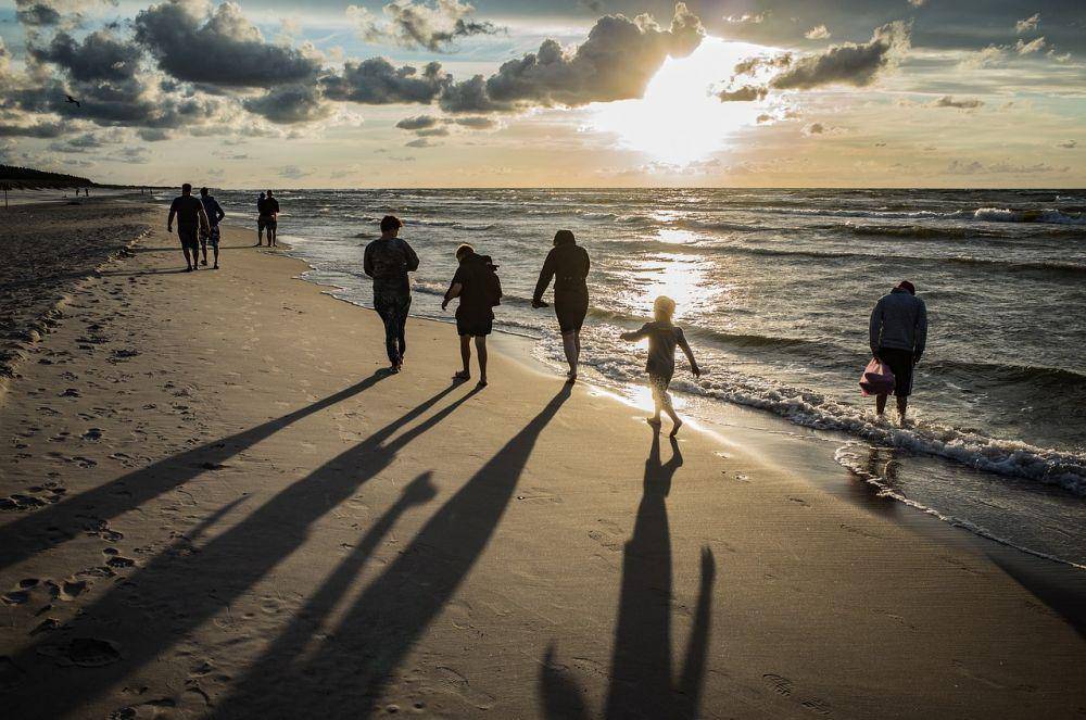 ilustrasi berjalan di pantai (pixabay.com/hamsterfreund)