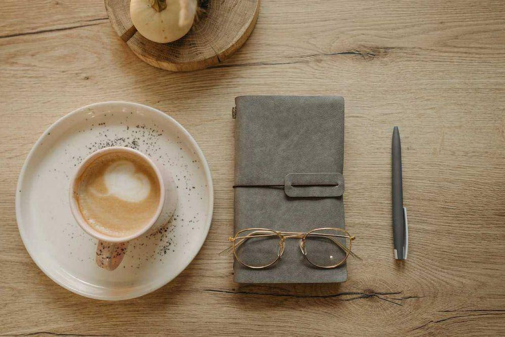 ilustrasi buku agenda (pexels.com/Pavel Danilyuk)