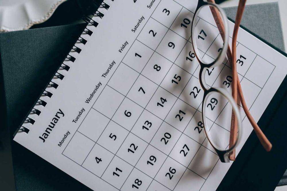 ilustrasi kalender duduk (pexels.com/Leeloo Thefirst)