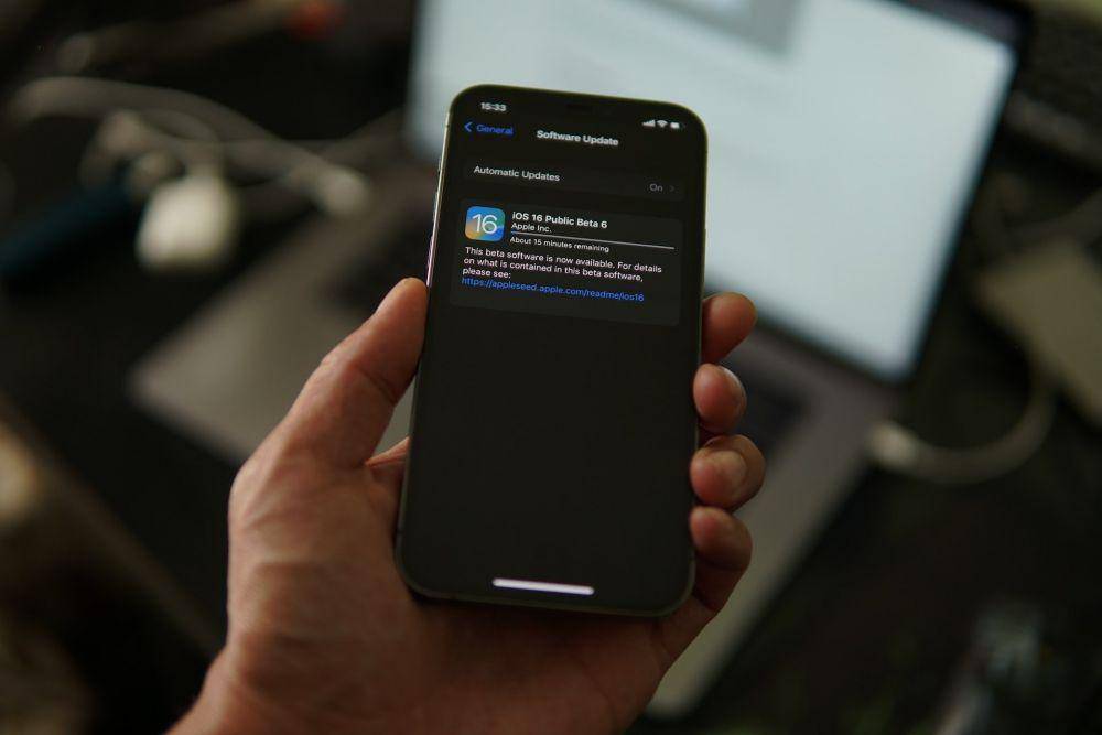 ilustrasi pembaruan sistem operasi pada handphone (unsplash.com/Azamat E)