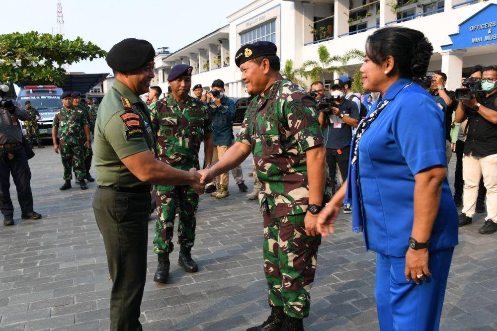 AKBP Veronica Yulis Prihayati (kanan) ketika mendampingi suami KSAL Laksamana Yudo Margono di Jakarta Utara. (Dokumentasi TNI AL)
