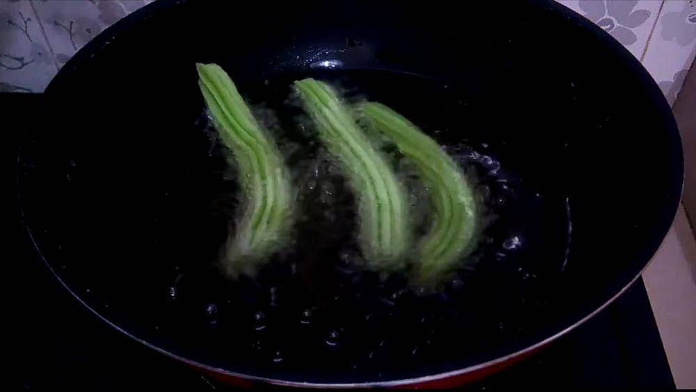 ilustrasi menggoreng churros pandan (youtube.com/Meri Anggraini)
