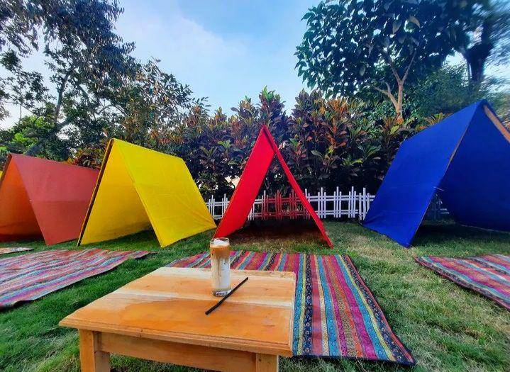 Salah satu spot ngopi di Warung Coklat Wonosalam. (Instagram.com/warungcoklat_wonosalam)