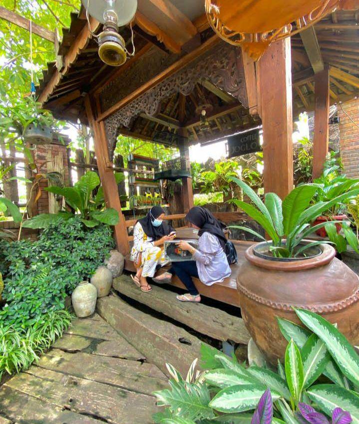 Salah satu spot ngopi di Coffe Joglo. (Instagram.com/coffejoglo)