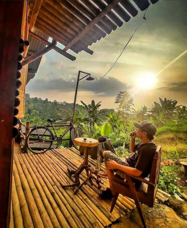 Pengunjung tengah menikmati keindahan alam di kafe Jombang Lantai 2. (Instagram.com/jombanglantai_2)