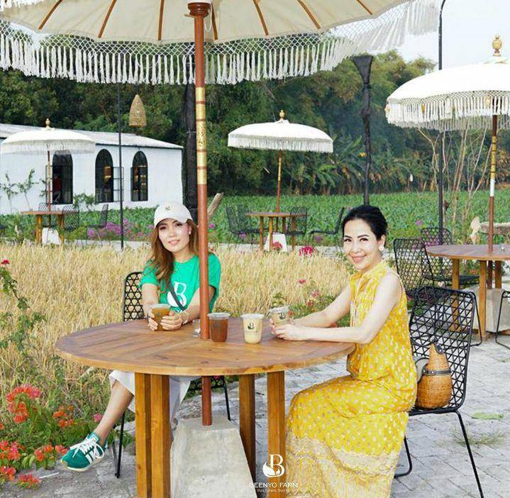 Pengunjung tengah berswafoto di salah satu spot kafe Beenyo Farm. (Instagram.com/benyoofarm)