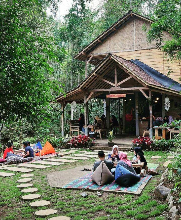 Suasana Kedai Tanah Senja. (Instagram.com/kedai_tanahsenja)