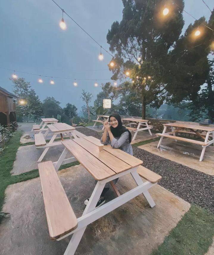Pengunjung tengah menikmati suasana di spot outdoor Sinai Cafe. (Instagram.com/sinai.cafe)