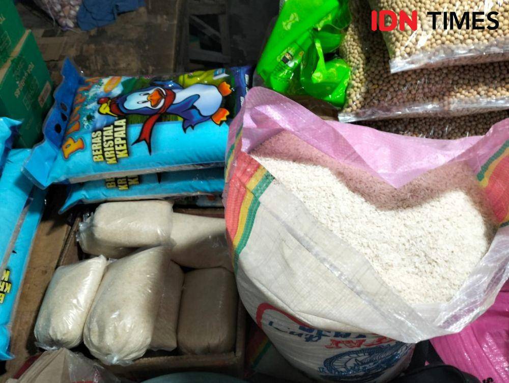 Sembako di Pasar Pakis Surabaya. (IDN Times/Khusnul Hasana).
