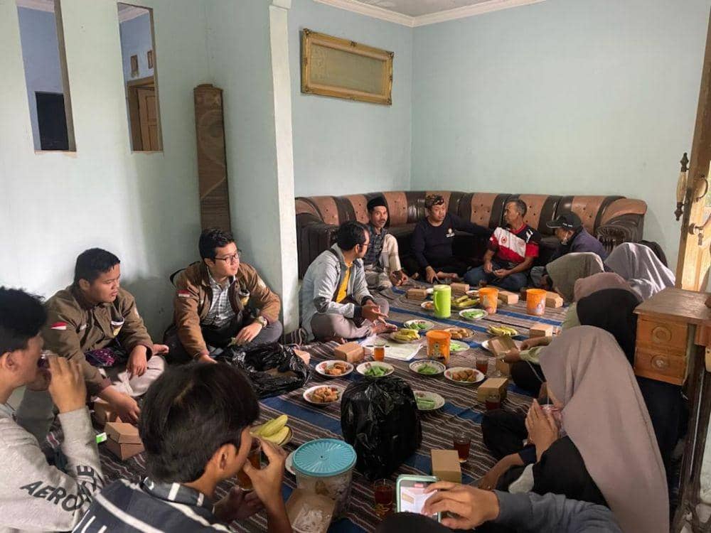 Tim pengabdian masyarakat dari Fakultas Peternakan Undip saat melakukan kunjungan ke sentra peternakan burung putih Kalisidi Ungaran. (IDN Times/Dok Humas Undip)