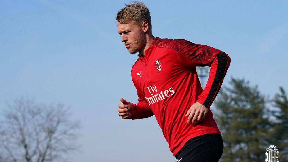 Simon Kjaer dalam sesi latihan AC Milan. (twitter.com/acmilan)