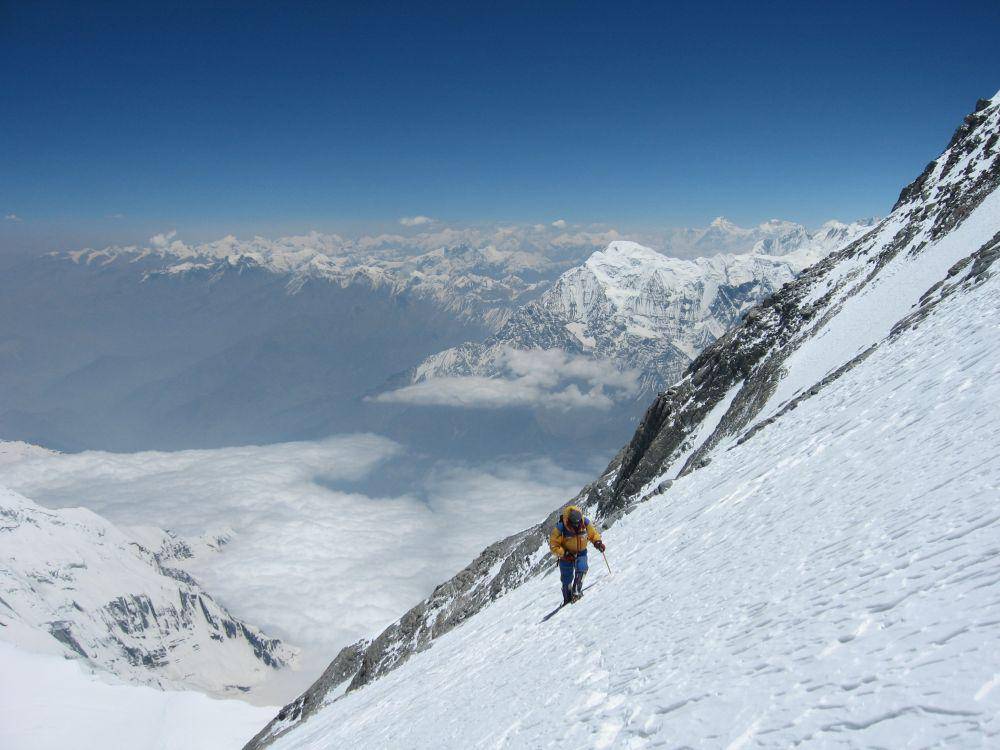 potret pendaki yang sedang melakukan pendakian di Gunung Dhaulagiri (unsplash.com/Oscar Cadiach)