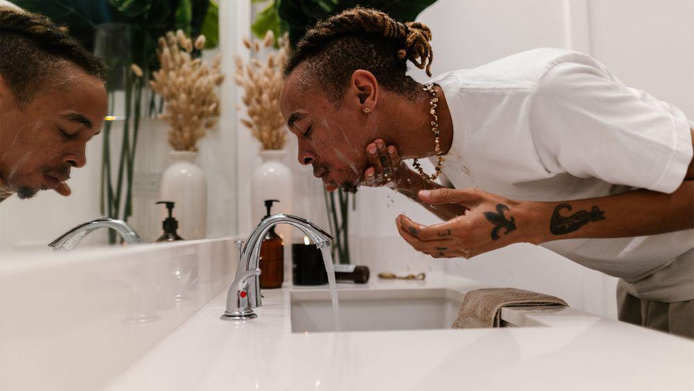 6 Face Wash untuk Pria dengan Wajah Berjerawat, Terjangkau!